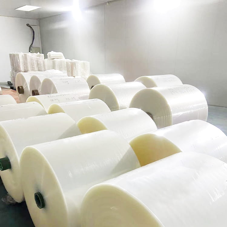 Film tubulaire imperméable et calorifuge pour la construction